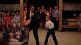 小男孩在舅舅的婚礼上跳舞，瞬间嗨爆全场，舞姿太抢镜了