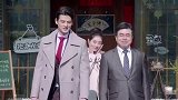 谈判官男子经过饭店，隔着玻璃窗看到的一幕，脸色瞬间变了