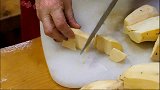 首尔美食市场，油炸红薯块，不放任何调料都挺好吃