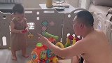暗中观察爸爸带娃，这演技真的事屈才了