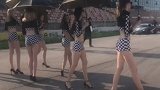 这些小姐姐是赛车场上的拉拉队吗？身材也太棒了