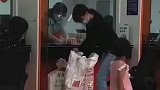 女子带着两大麻袋的钱，到银行柜台储存