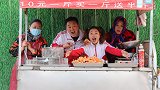 搞笑童年：小时候妈妈带我吃肯德基，真是太好吃了，妈妈真好