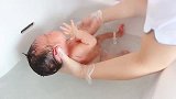 日本医院新生婴儿洗澡过程实拍，看看和国内有哪些不同！