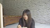 恶搞-美眉拿出香烟随即抽了起来，下一幕为男友的举动点个赞！