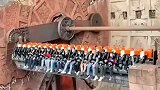 游乐设施让游客们高空翻转，既淋水又喷火像在烧烤架上