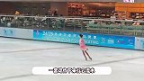 李小鹏女儿参加花滑公开赛，12岁奥莉身形优越，摔倒后立马站起来