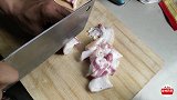 小伙用柴火煮一大锅豆腐菜，全家人都喜欢吃！
