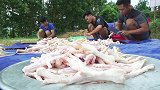 越南小伙举办“大锅宴”，一次烤600只鸡爪，村民：不够吃！