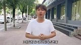 去鸿星尔克买最贵的鞋，店员让我冷静，我说良心企业必须野性消费