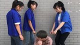 帅哥被一群美女包围，吓得瑟瑟发抖，真是太不识好歹了！