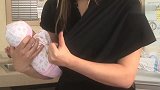 育儿师演示新生儿最舒服的摇篮式抱姿，让宝宝充满安全感！