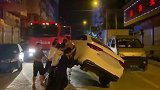 消防出警途中遇轿车拦路，市民自发掀翻私家车