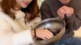 老婆吃不去的都给我，不浪费！很环保！