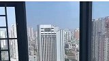 透过窗户发现，楼顶泳池有人游泳