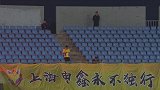 永不独行！上海申鑫一人远征军挂巨大横幅客场助威