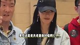 45岁姚晨与老公罕见合体，边走边聊感情恩爱，笑起来超有夫妻相