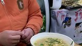 男子折断筷子挡住食物，喝起了热汤