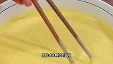 把鸡蛋淋入玉米面上锅煎一下，出锅之后满屋飘香，真的太好吃啦
