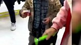 退伍军人跑婚车遇男孩穿凉鞋主动买衣服赠送