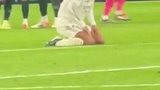 压力太大！实拍贝林厄姆赛后掩面跪地不起
