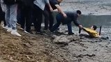 众人合力捞出来个泥娃娃