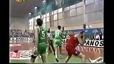 篮球-14年-脑残球员不满判罚 头撞篮球架至瘫痪-专题