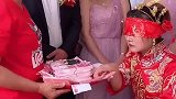 妈妈给的嫁妆，想着女孩只拿一张现金，没想到还找出车钥匙！