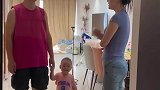 小夫妻闹矛盾，妻子不让丈夫带孩子出门，下一秒被父子俩的举动逗乐了