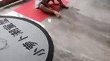 自己摔了一下，嫌弃我没安慰亲亲抱抱