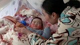 奶爸给双胞胎剃头，妹妹爱漂亮不舍长发，吓得直哭，网友：心疼！