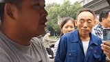 无锡高架桥侧翻三轮车小伙弃车逃生：腿都吓软了