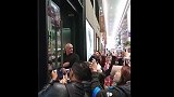 小贝空降香港 人气爆棚球迷堵得水泄不通