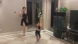 四岁萌娃和姐姐一起跳拉丁舞，一招一式有板有眼！练舞奇才！