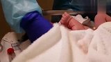 产科护士给新生宝宝清理，宝宝张着嘴巴哭个不停，看着真心疼啊