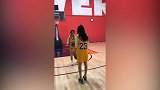美女詹蜜吊打美女库蜜！这球什么水平？