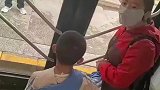女子带孩子坐公交车不给钱