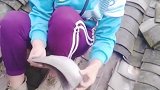 实拍大凉山，小姐姐屋顶上修房子，真是人美又能干！