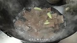 大厨教你韭菜炒鸭血的正确做法，鸭血嫩滑无腥味，下酒又下饭