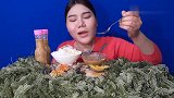泰国大姐吃海葡萄和腌螃蟹，这次的海葡萄份量大而且很新鲜