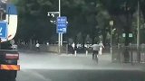 男子因为跟洒水车赛跑提前分钟到公司上班