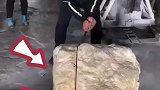 20吨原石，大哥孤注一掷拿出全部身家拿下，结果一刀切开老师傅都呆滞了