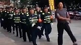 晨练的保安，走出六亲不认的步伐