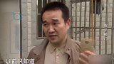 男子回家敲门没人应答，五分钟后妻子把门打开，他不知衣柜藏个人