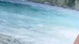 男子飞奔跑向大海，看见海浪袭来转身就跑