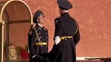 国外士兵换岗上演“歪头杀”，一定要这样，才算换岗完成吗？