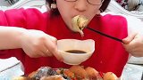 温柔美女吃超大个海螺，劲道的大肉蘸点醋汁直接吃，哇塞贼鲜美！