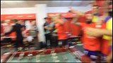 西甲-1617赛季-来之不易!赫罗纳队史首次升入西甲 球员更衣室相拥-新闻