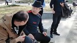 哥，你都一把年纪了，还天天臭美，让你嘚瑟