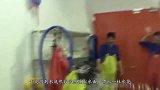 白鲸发现饲养员来了，突然起了坏心思，接下来大家憋住别笑